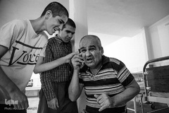 محمد بیمار اوتیسم ۱۹ ساله به همراه بنیامین بیمار MR ۱۹ ساله در کنار محمدحسن که در حال صحبت کردن با برادر بزرگتر خود می باشد.