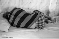 محمدحسن بر روی تخت خود به استراحت می پردازد