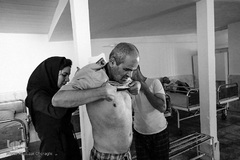 هر هفته بیماران معلول توسط بهیاران و پرستاران بخش معاینه می شوند. محمد حسن دارای حساسیت پوستی بوده که توسط پرستار معاینه می شود.