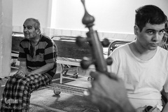 علی بیمار اوتیسم ۱۸ ساله و محمد حسن در حال شنیدن موسیقی است که توسط مدیر موسسه نواخته می شود.
موسیقی درمانی بخشی از درمان بیماران در این موسسه است.