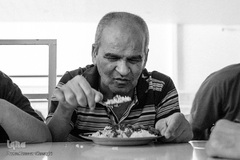 ساعت ۱۲ زمان غذا خوردن می باشد، محمدحسن در حال غذا خوردن درکنار دوستان خود می باشد.