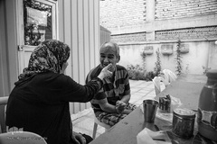 محمدحسن به همراه مادر خود که به ملاقات وی آمده است در حال صحبت کردن می باشد.