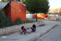 کودکان زلزله زده شهرستان سرپل ذهاب در حال بازی  