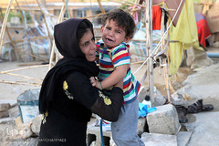 فرزندی در آغوش مادرش در روستای  زلزله زده سرابلو 