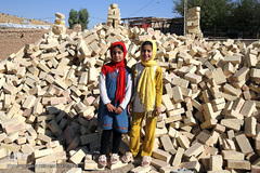 کودکان روستای زلزله زده گنجور 