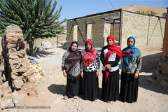 خواهران عضو یک خانواده تحت پوشش کمیته امداد که ادامه بازسازی منزل مسکونی آنها بعلت ناتوانی مالی متوقف  شده است و ناگزیر به سکونت در کانکس هستند