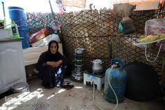 پیرزنی از اهالی روستای زلزله زده گنجور در آشپزخانه خود