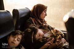 فاطمه در یک روستا، خارج از حبرون زندگی می‌کند. در روزهای ملاقات زندان او باید دو دخترش را صبح زود از خواب بیدار کند تا به اتوبوس برسند و بتواند در ساعت 6 صبح از حبرون خارج شود.