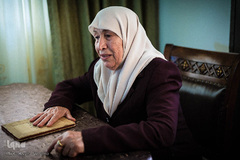 ملاقات‌ زندانیان به لحاظ جسمی و احساسی، مخصوصا برای سالمندان خسته کننده است. مونا درغمه 70 ساله مبتلا به فشار خون بالا و دیابت است. خانواده‌اش سعی کردند او را از رفتن منصرف کنند، اما او تنها فرصتی را که هر ماه برای دیدن پسرش دارد از دست نمی‌دهد.