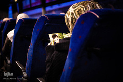 یک زن فلسطینی عکس‌های فرزند خود را برای شوهر دربندش می‌برد.