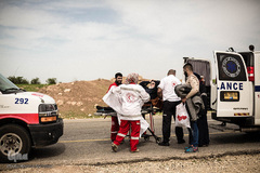 خیری اسکفی 76 ساله می‌گوید: هر بار که من به دیدن پسرم می روم نمی توانم فکر کنم این ممکن است آخرین دیدار باشد.خیری نیازمند درمان دیالیز است و نیاز به یک آمبولانس خاص برای سفر دارد. یک آمبولانس فلسطینی او را به ایست بازرسی منتقل می‌کند، جایی که او توسط یک اتوبوس اسرائیلی‌ برده می‌شود.