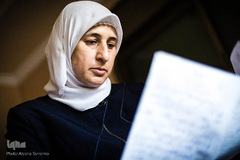 میسون سلمه از نابلس می‌گوید: من سعی می‌کنم خیلی چیزها را در آن 45 دقیقه به طور خلاصه به او بگویم. هر چیزی را که اتفاق افتاده است می‌گویم و اینکه هر یک از بچه‌ها در مدرسه چه کار می‌کنند.  او از زمانی که شوهرش اسیر شده است، تنهایی از شش کودک خود مراقبت می‌کند.