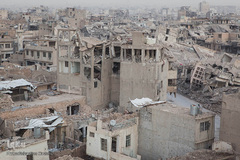 استاندار نینوا با اشاره به فرآیندهای کند اداری مدعی است دولت مرکزی عراق هیچ کمکی را در سال 2018 برای بازسازی نفرستاده است. تا کنون هیچ یک از خانواده‌های ساکن موصل کمکی برای ساخت خانه خود دریافت نکرده اند و ادعا می‌کند کمک‌های مالی در دادگاه موصل بلوکه شده است.