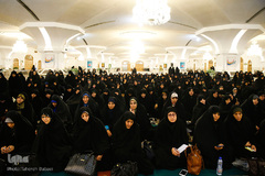 غبارروبی رواق حضرت زهرا(س) در حرم مطهر رضوی توسط بانوان قرآن پژوه