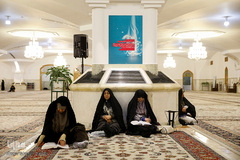 غبارروبی رواق حضرت زهرا(س) در حرم مطهر رضوی توسط بانوان قرآن پژوه