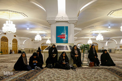 غبارروبی رواق حضرت زهرا(س) در حرم مطهر رضوی توسط بانوان قرآن پژوه