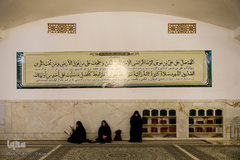 غبارروبی رواق حضرت زهرا(س) در حرم مطهر رضوی توسط بانوان قرآن پژوه