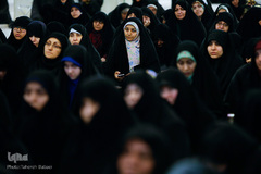 غبارروبی رواق حضرت زهرا(س) در حرم مطهر رضوی توسط بانوان قرآن پژوه