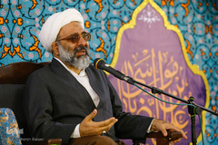 غبارروبی رواق حضرت زهرا(س) در حرم مطهر رضوی توسط بانوان قرآن پژوه