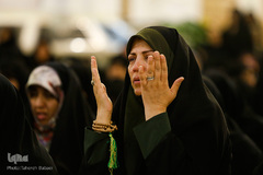 غبارروبی رواق حضرت زهرا(س) در حرم مطهر رضوی توسط بانوان قرآن پژوه