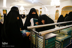 غبارروبی رواق حضرت زهرا(س) در حرم مطهر رضوی توسط بانوان قرآن پژوه