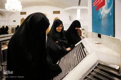 غبارروبی رواق حضرت زهرا(س) در حرم مطهر رضوی توسط بانوان قرآن پژوه