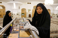 غبارروبی رواق حضرت زهرا(س) در حرم مطهر رضوی توسط بانوان قرآن پژوه