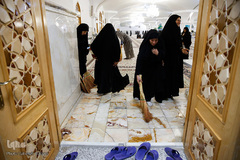 غبارروبی رواق حضرت زهرا(س) در حرم مطهر رضوی توسط بانوان قرآن پژوه