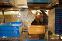 غبارروبی رواق حضرت زهرا(س) در حرم مطهر رضوی توسط بانوان قرآن پژوه