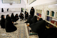 غبارروبی رواق حضرت زهرا(س) در حرم مطهر رضوی توسط بانوان قرآن پژوه