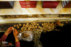 غبارروبی رواق حضرت زهرا(س) در حرم مطهر رضوی توسط بانوان قرآن پژوه