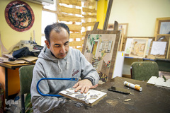 فردین فرزین، حسابدار بوده است، وی در حال حاضر به صورت حرفه‌ای کار معرق می‌کند. 