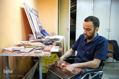 بهنام حسین‌پور مهندس کشاورزی است، وی می‌گوید: به علت حمایت نشدن از طرف ارگان‌های مربوطه نتوانسته رشته خود را ادامه دهد و اکنون ۴سال است به صورت حرفه‌ای کار معرق می‌کند. وی یک کارگاه کوچک در خانه دارد.