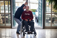 محسن یزدی مهندس برق از توانیابان موسسه رعد می‌باشد. دوست اش در کنار وی در حال ثبت تصویر سلفی است.