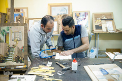 مجتبی رضایی و فردین فرزین مشغول کار معرق می‌باشند.