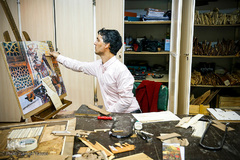 فرهاد حضرتی پس از ۴ ماه آموزش در حال کار بر روی تابلو معرق خود است.