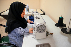 خدیجه کوهی در حال خیاطی.