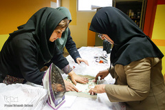 وجیهه قبادی دانش‌آموخته حقوق و توانیاب در کنار مژده جلودار استاد کارگاه پتینه در کلاس دیده می‌شوند.