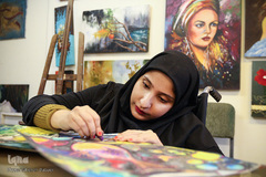 فاطمه چگینی دانشجوی رشته حسابداری و کارآموز کارگاه نقاشی است.