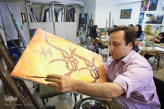 شاهرخ احمدی ۸ سال است که به صورت حرفه‌ای نقاشی می‌کشد.