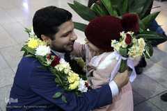 دختر خردسال محمدحسن موحدی، نفر دوم شانزدهمین دوره مسابقات بین‌المللی قرآن تونس در مراسم استقبال از وی در فرودگاه بین المللی امام خمینی (ره) 