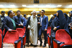 ورود حجت‌الاسلام‌ والمسلمین محسن قرائتی، مفسر قرآن کریم به سالن نشست «رسالت خبرنگاران در قرآن»