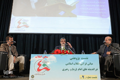 از راست حسین اخوان‌اقدم، پیشکوست قرآنی، محمد خواجوی، پیشکسوت و مدرس قرآن و جواد مظاهری، کارشناس مذهبی در نشست «پژوهش مبانی قرآنی انقلاب اسلامی»