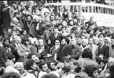 مراسم استقبال از امام خميني بنيانگذار جمهوري اسلامي ايران در فرودگاه مهرآباد. علي اكبر ناطق نوری، هاشم صباغيان، سيد احمد خميني و محمدمهدی ابراهيمي عراقي نیز در تصویر مشاهده می‌شوند.