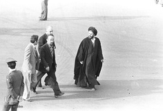 همراهان امام خمينی(ره) بنيانگذار جمهوری اسلامی ايران در فرودگاه مهرآباد 