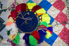 یکی از صنایع‌دستی تزیینی، کاربردی زنان بختیاری شیردنگ بافی است. شیردنگ بافی جنبه‌ خودمصرفی دارد. 
مواد اولیه عمده در تولید و بافت شیردنگ، انواع پشم‌های بهاره است که زنان عشایر با ظرافت خاصی توسط پیلی به‌ صورت رشته‌ نازکی می‌ریسند و پس ‌از آن به روش رنگرزی گیاهی(سنتی) به رنگ‌های شاد و با طراوت رنگ‌آمیزی کرده و بر اساس طرح های ذهنی شروع به بافت می‌کنند.