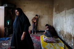 گلنسا احمدی ساکن روستای گبوری می‌گوید: «فرزند ۱۴ساله ام شاهرخ به علت بیماری اعصاب و افسردگی دچار پرخوری شده است.»
