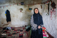 زرین طلا قربانی ۶۳ساله از اهالی روستای دره‌بوری است. پسر وی که کمک حال و نان آور او بوده است سال گذشته بر اثر تصادف از کار افتاده شده است. وی می‌گوید: «خانه‌ام بر اثر بارش باران نم گرفته است و توانایی بازسازی آن را ندارم.»