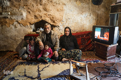 خیرگرد فخرالدین ۵۰ ساله و کبری فخرالدین از اهالی روستای بنه وار هستند. خیرگرد می‌گوید: «شغلم چوپانی بوده که چندسال پیش در حال کار از کوه افتاده‌ام و داخل  پایم پلاتین است، هم خودم و همسرم بیمار هستیم، همسرم قند خون و خودم مشکل کلیه دارم. در حال حاضر توانایی کار کردن ندارم و نمی‌توانم هزینه زندگی را تامین کنم.»