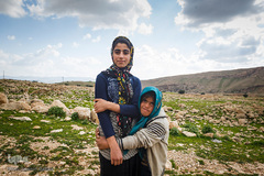 حکیمه مولایی ۱۳ ساله و سهیلا مولایی ۱۶ ساله از اهالی روستای هارکله هستند. حکیمه می‌گوید: «سهیلا از اقوام دورمان است، او از کودکی بیماری نشانگان داوون داشت.»